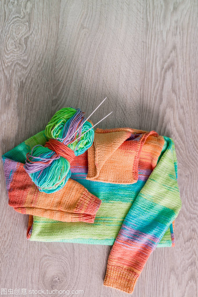 針織。針織毛衫。多色球的紗線用針附近上木制的灰色背景的手工產(chǎn)品。頂視圖。復(fù)制空間